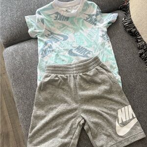 Nike Kids Matching Set in Gray and White